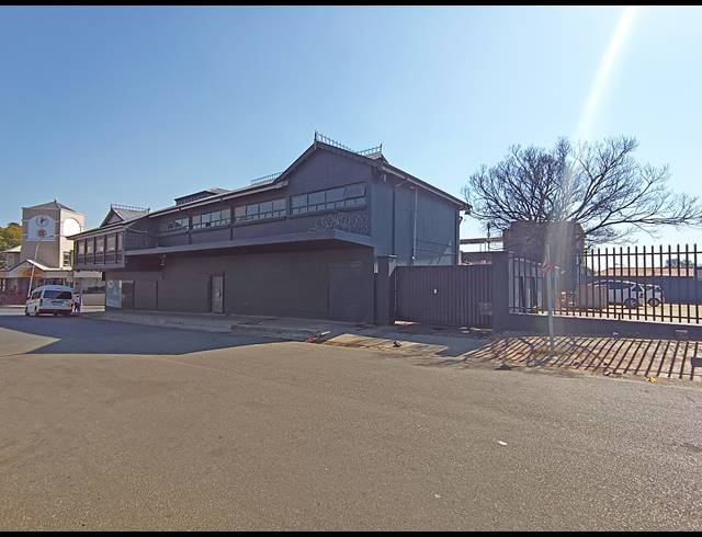 890M² BUILDING FOR SALE IN MELVILLE